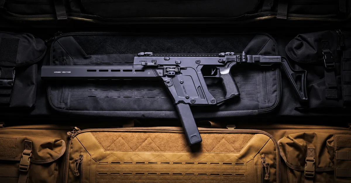 KRISS Vector leżący na torbie na broń