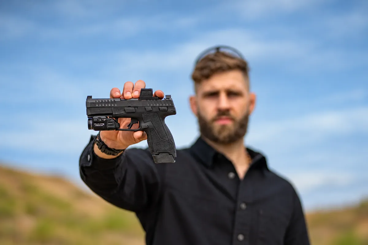 Pistolet CZ Duty 4.0 na tle błękitnego nieba-beafoto.webp