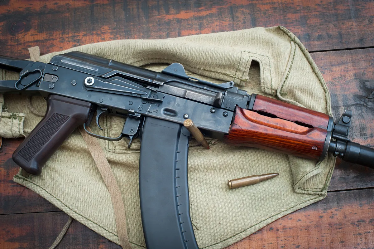 Karabin AK leżący na płachcie