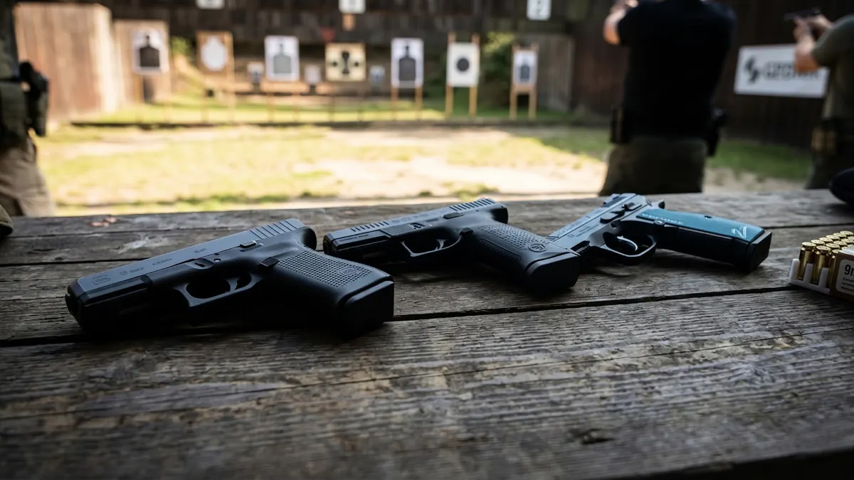 Pistolet CZ P-10 C vs Glock 19 vs Shadow 2